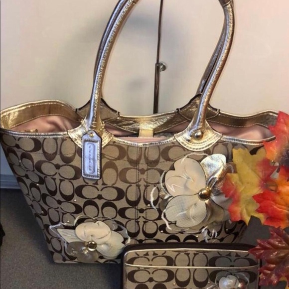 Coach Handbags - (NEW) F16276 Bleecker Floral Tote & Wallet